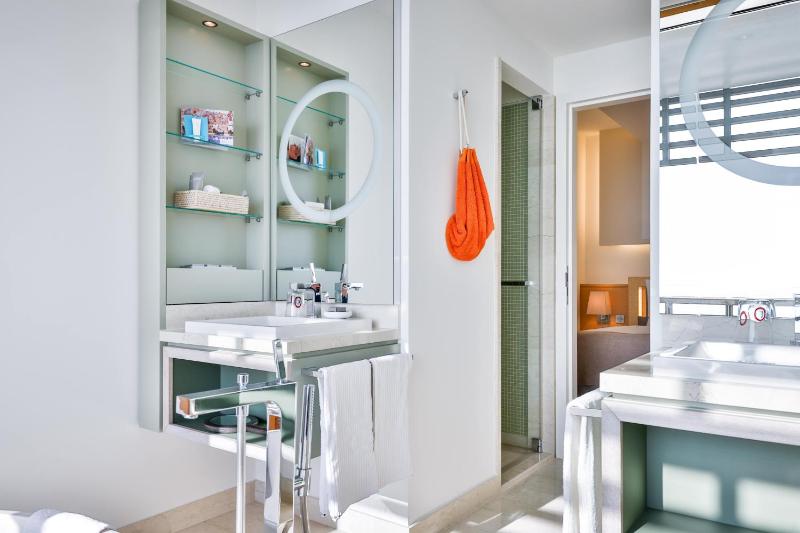 Deluxe Double Room with Sea View image 3