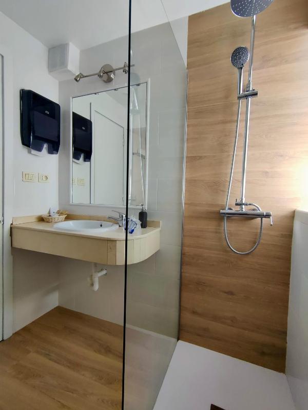 One-Bedroom Apartment with Pool View Exterior image 4