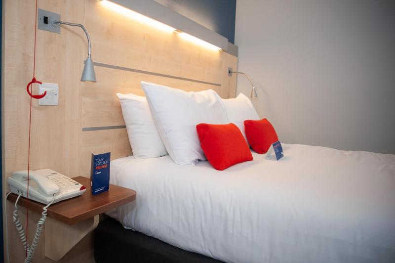 Standard Double Room with Free Hot Breakfast - Accessible image 2