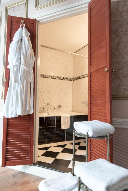Deluxe Double Room with Balcony image 2