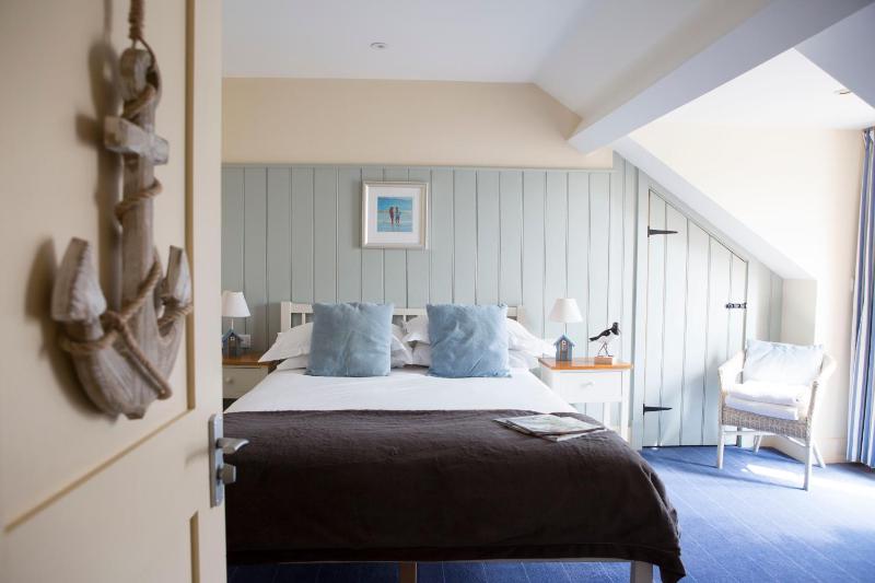 Superior Double Room with Balcony image 4