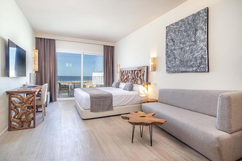 Superior Twin Room image 1