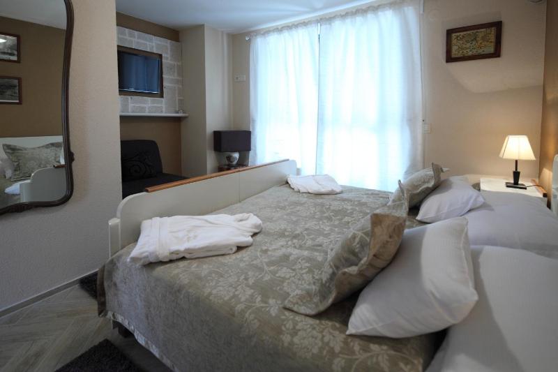 Idyllic villa Marieta with private pool unforgettable view and free parking - image 14