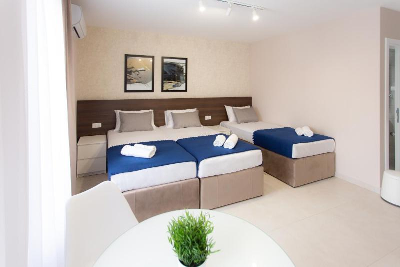Deluxe Triple Room image 3