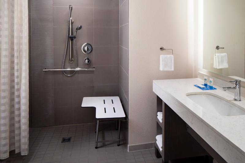 Queen Room with Accessible Tub - Disability Access image 2