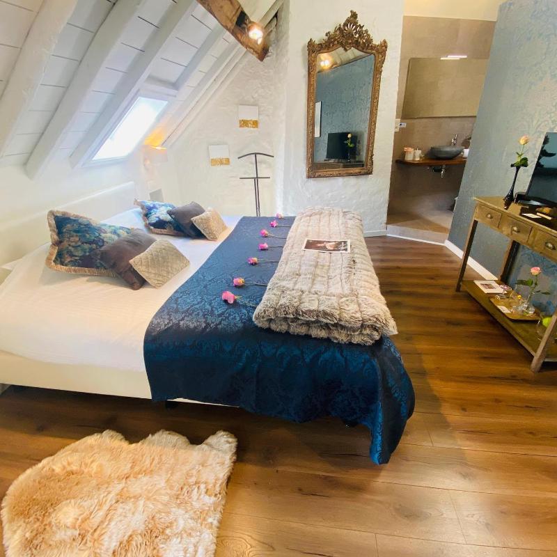 Deluxe Double Room image 3