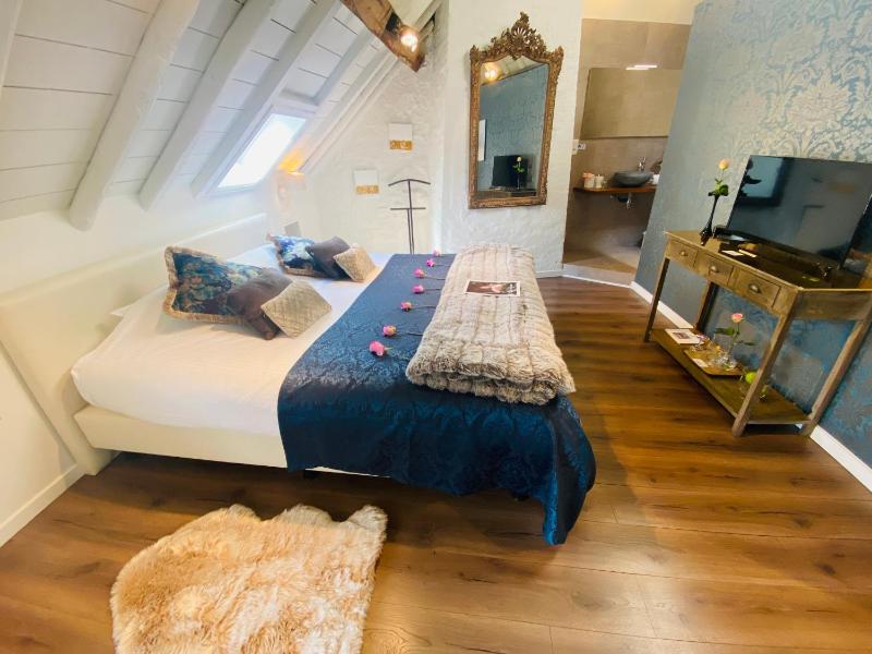 Deluxe Double Room image 2