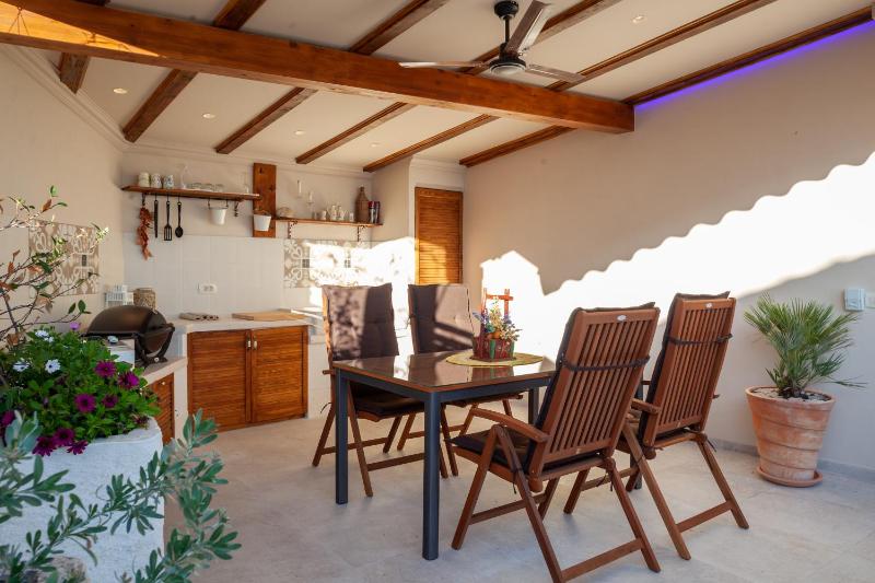 Idyllic villa Marieta with private pool unforgettable view and free parking - image 15
