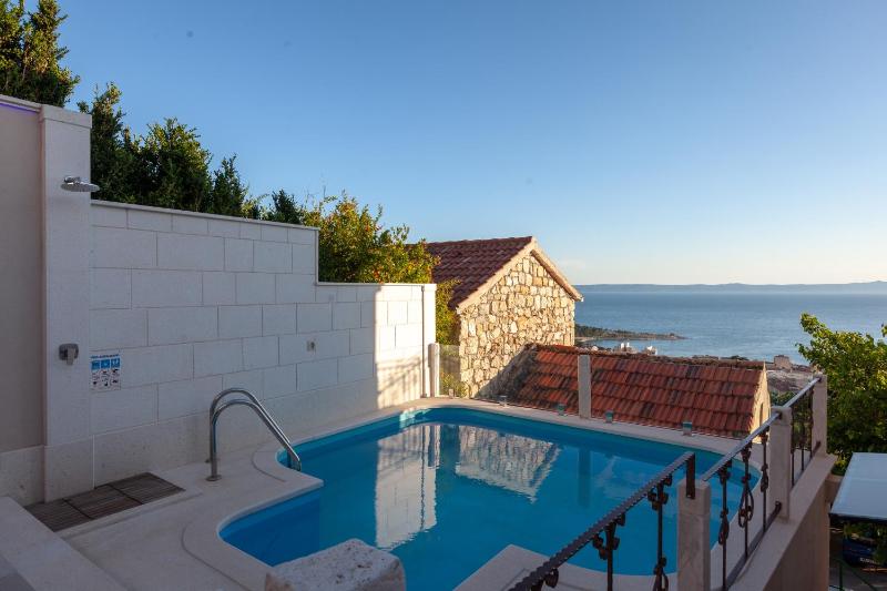 Idyllic villa Marieta with private pool unforgettable view and free parking - image 3
