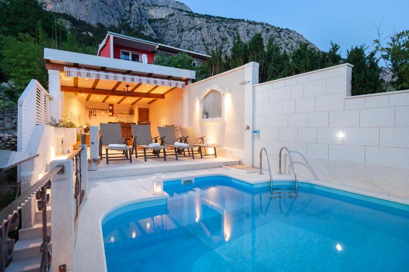 Idyllic villa Marieta with private pool unforgettable view and free parking - image 30