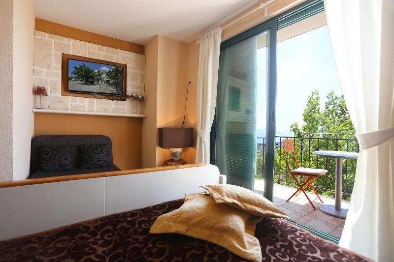Idyllic villa Marieta with private pool unforgettable view and free parking - image 8