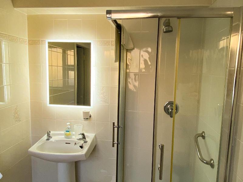 Twin Room image 4