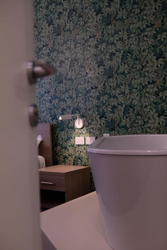 Deluxe Double Room with Bath image 3