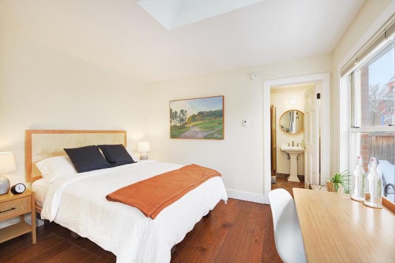 Deluxe Queen Room image 4
