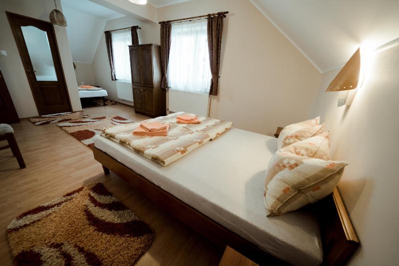 Double Room with Extra Bed image 1