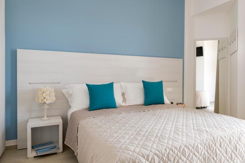 Deluxe Double Room with Balcony and Sea View image 4
