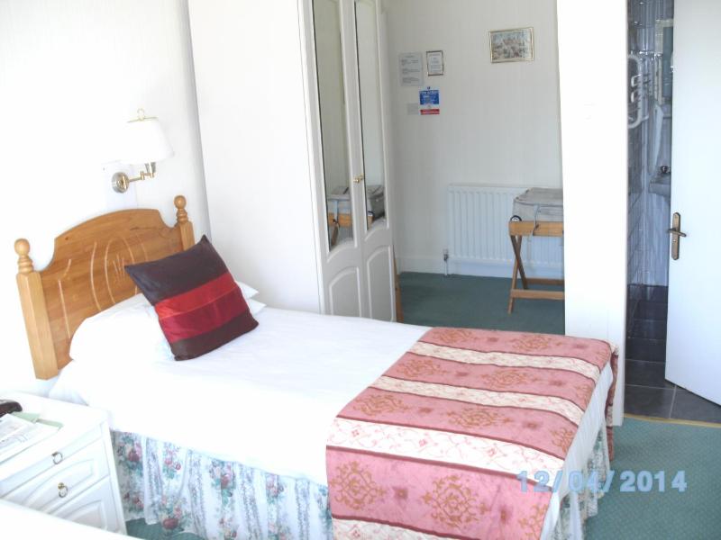 Twin Room image 1