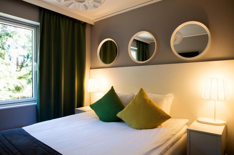Queen Room image 2