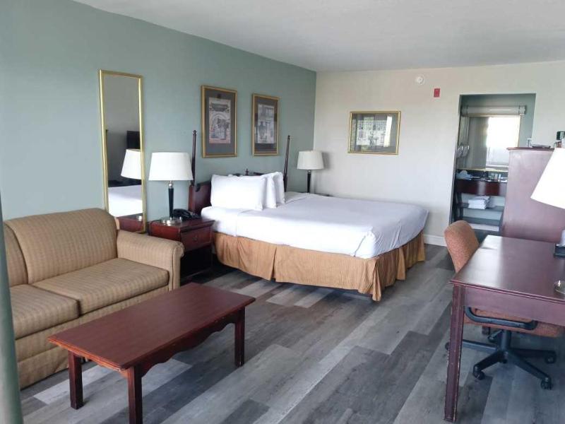 Standard King Room image 2