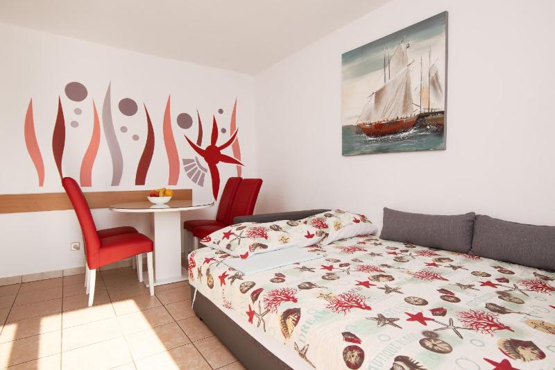 One-Bedroom Apartment image 4