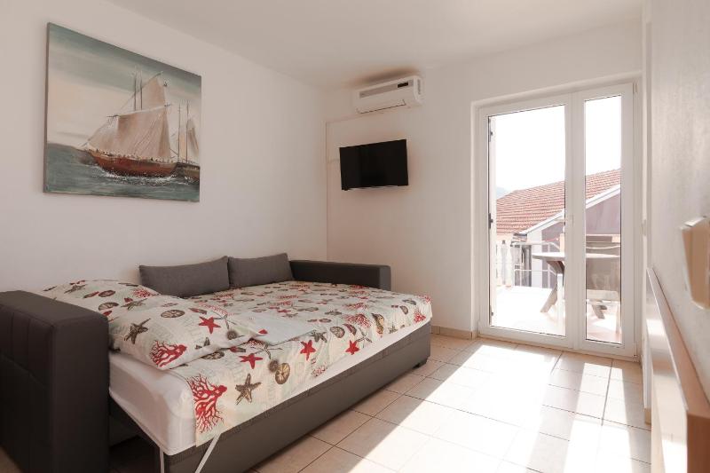 One-Bedroom Apartment image 3