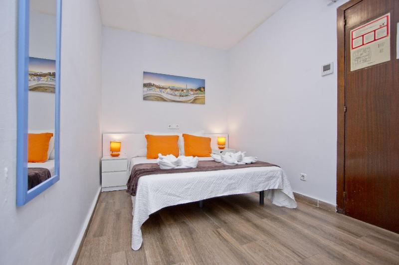 Barcelona City Seven Hostal - image 13