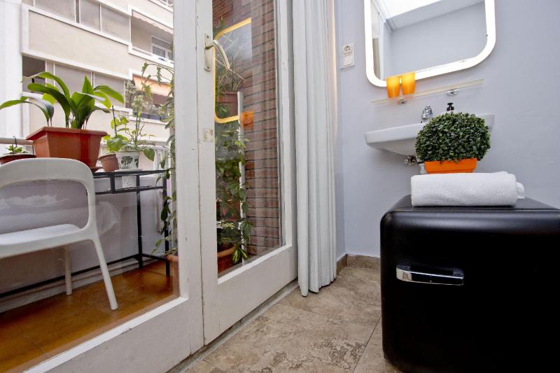 Double Room with Shared Bathroom image 2