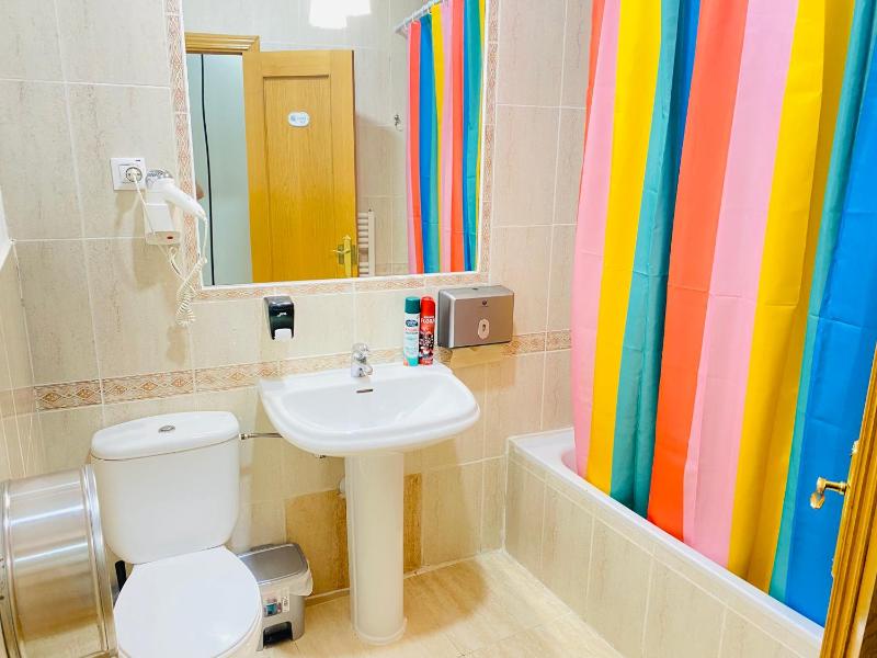 Single Room with Shared Bathroom image 3