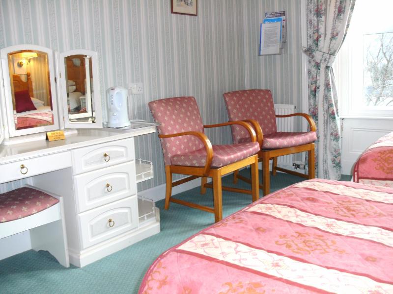 Twin Room image 4