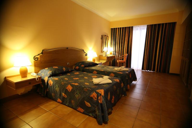 Double Room with Balcony image 2