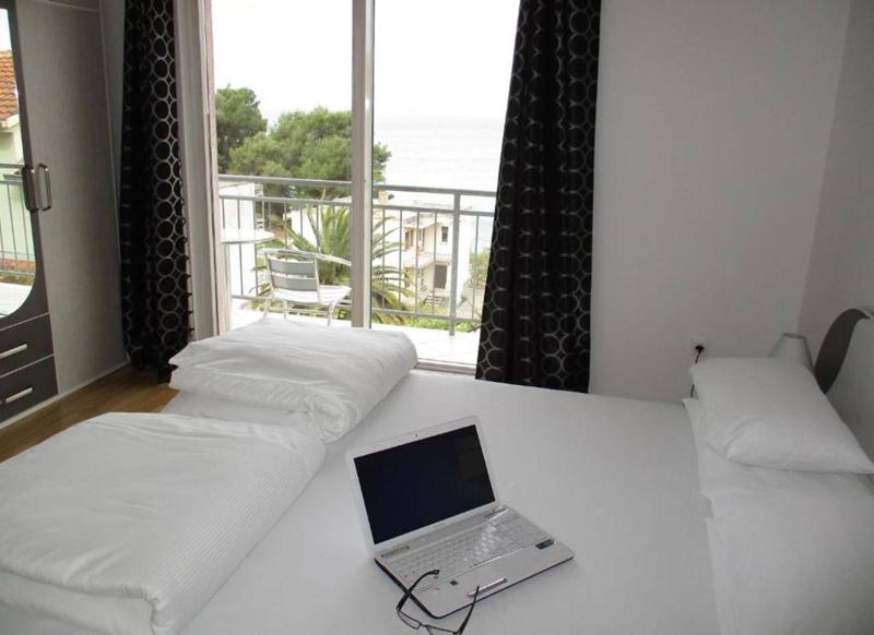 Double Room with Sea View image 2