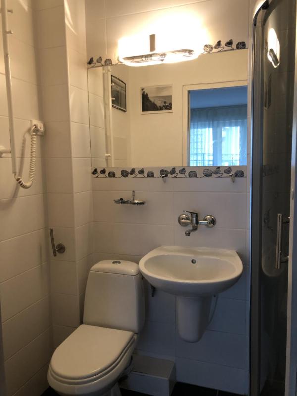 Economy Triple Room image 2