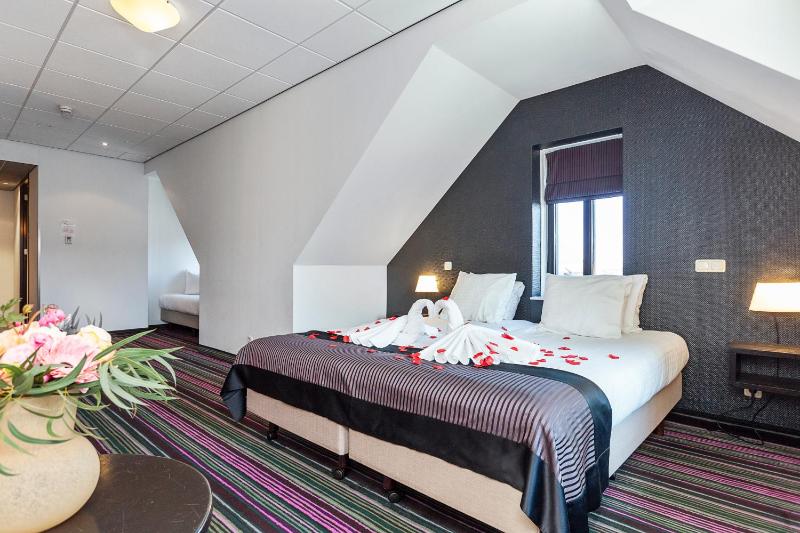 Deluxe Twin Room image 1