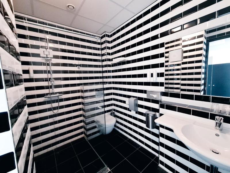 Deluxe King Room image 4