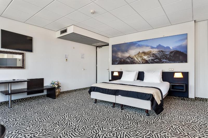 Deluxe Twin Room image 4