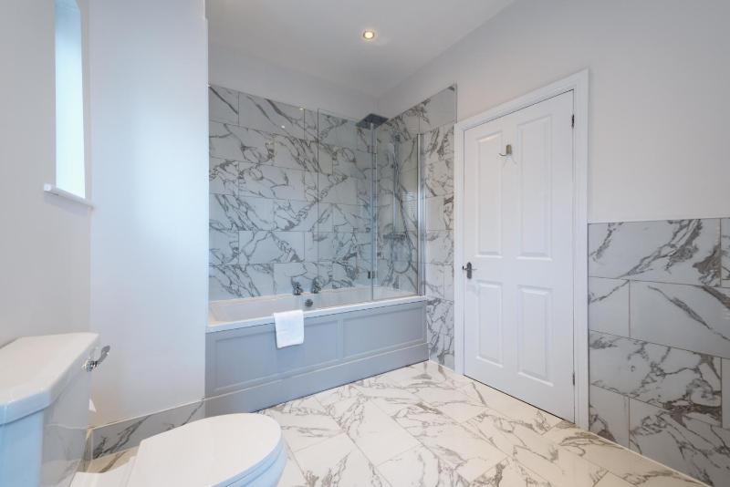 Superior Superking Suite with Bath & Shower image 4