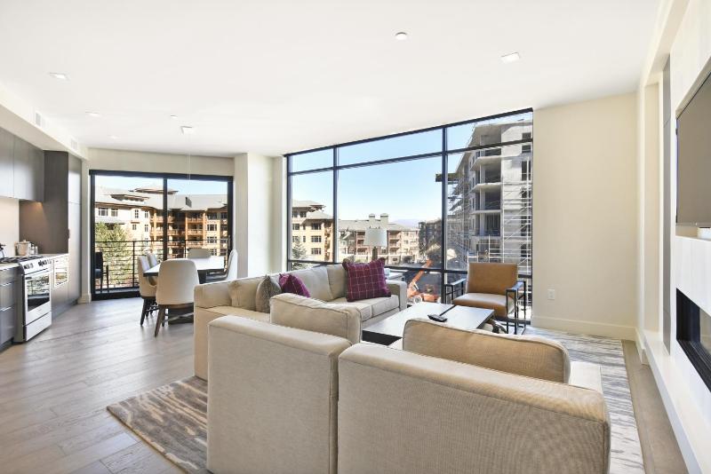 Luxury 2 BR in Canyons Village - Walk to Slopes - image 1