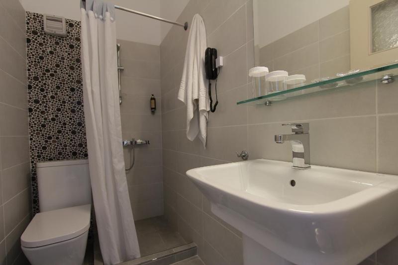 Quadruple Room with 2 Bedrooms image 3