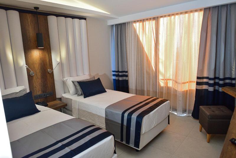 Double or Twin Room image 4
