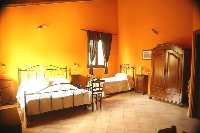 Triple Room with Garden View image 4