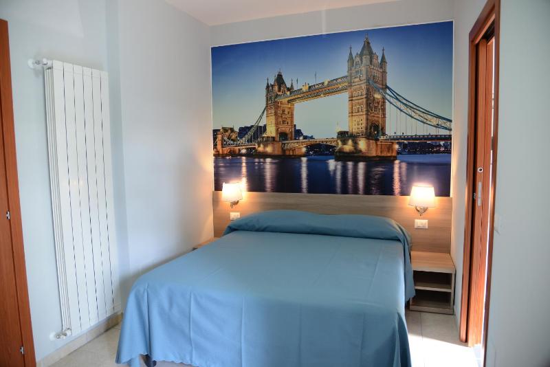 Double Room image 3