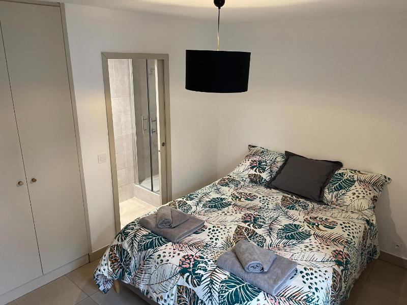 Three-Bedroom Apartment with Private Jacuzzi  image 4