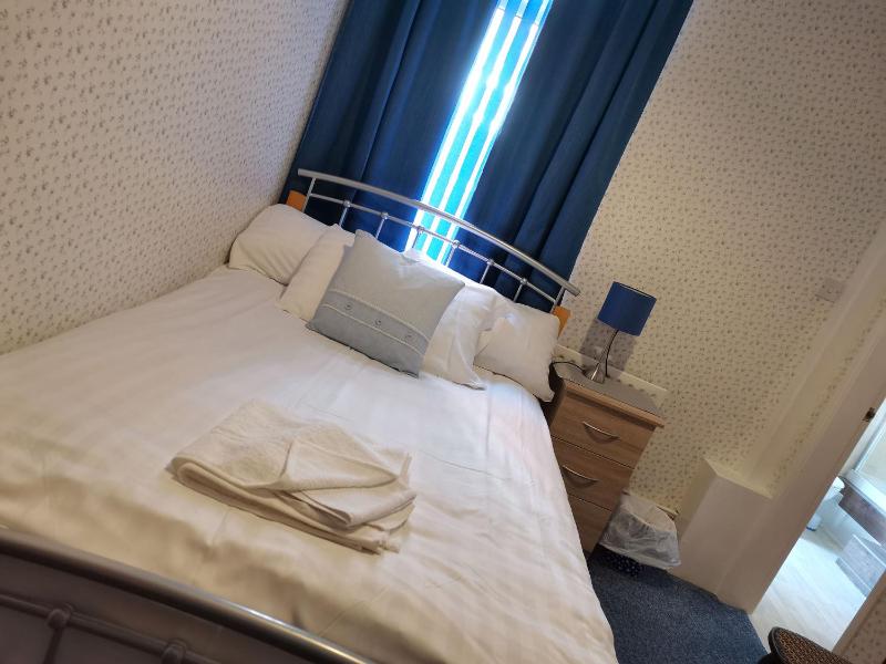 Large Single Room image 1