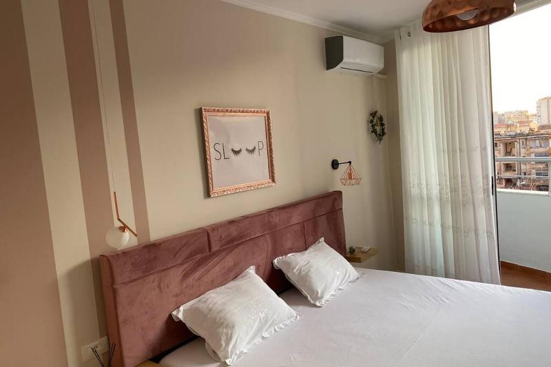 The Wink & Pink Apartment with Balcony - image 9