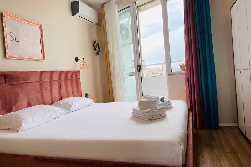 The Wink & Pink Apartment with Balcony - image 8