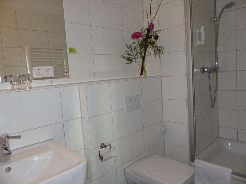 Standard Twin Room image 1