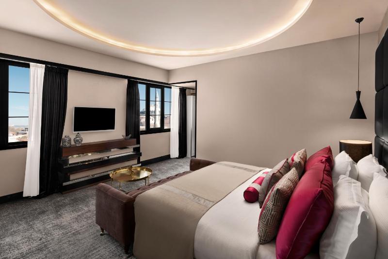 King Suite with Panoramic View image 3