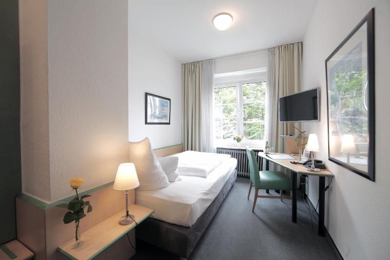 Single Room image 3