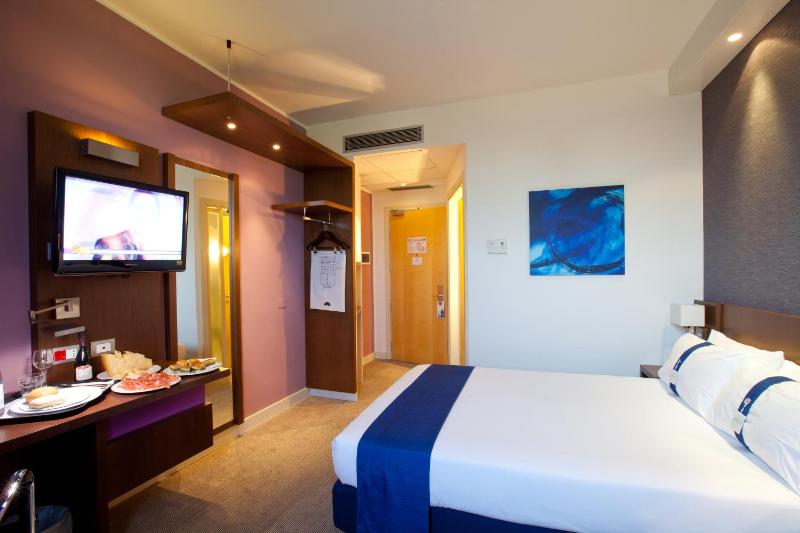 Standard Double Room with Sofa Bed image 1