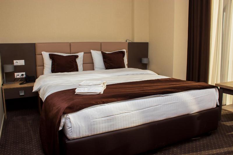 Standard Queen Room image 3